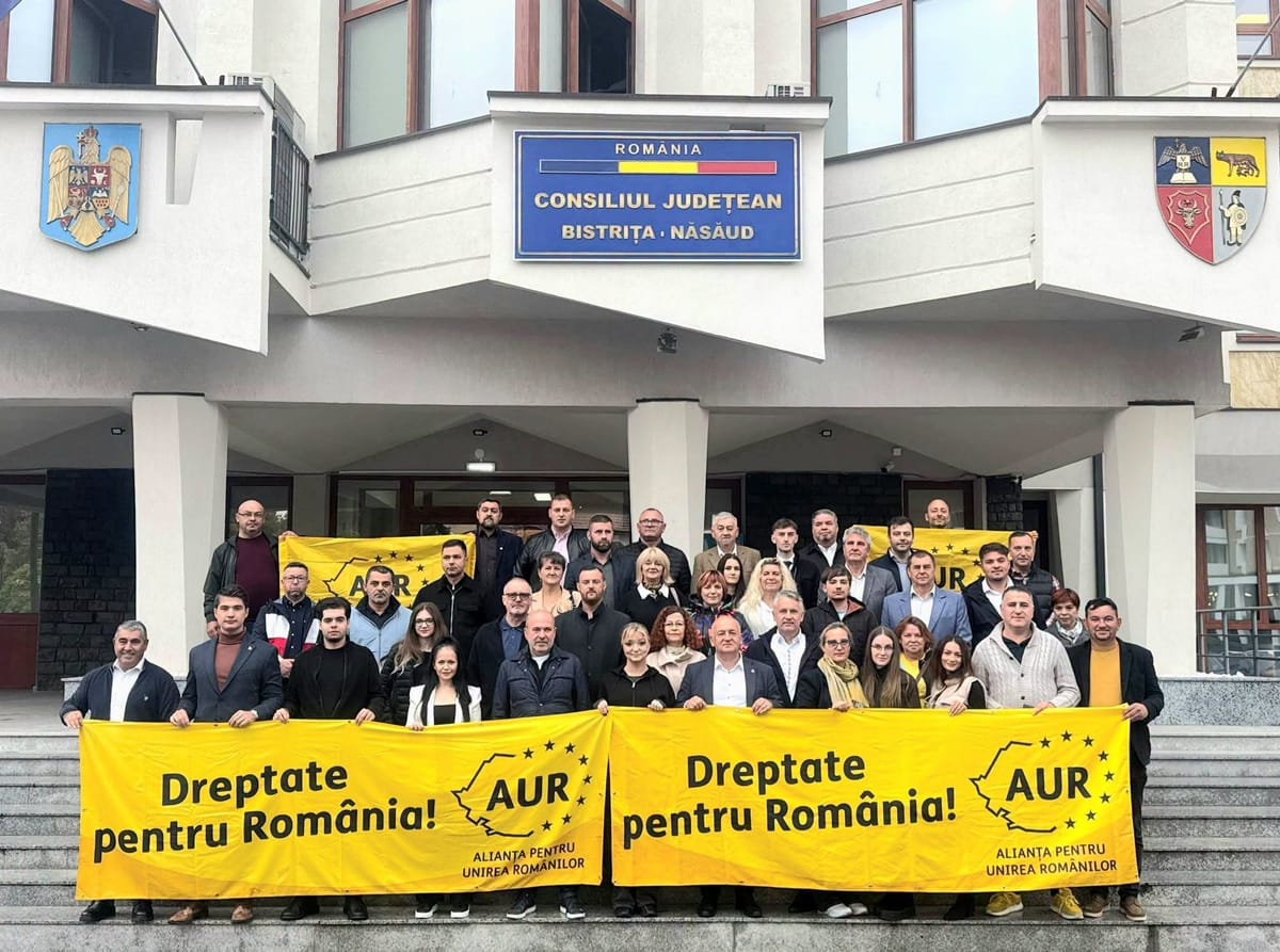 Bistrița-Năsăud: aproximativ 50 de membri AUR au afișat pancarte la sediul Consiliului Județean