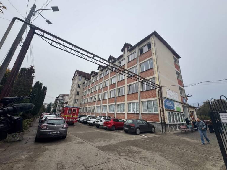 Bistrița: 14 persoane, 13 minori, cu atacuri de panică după atacul de la Școala Gimnazială Ștefan cel Mare