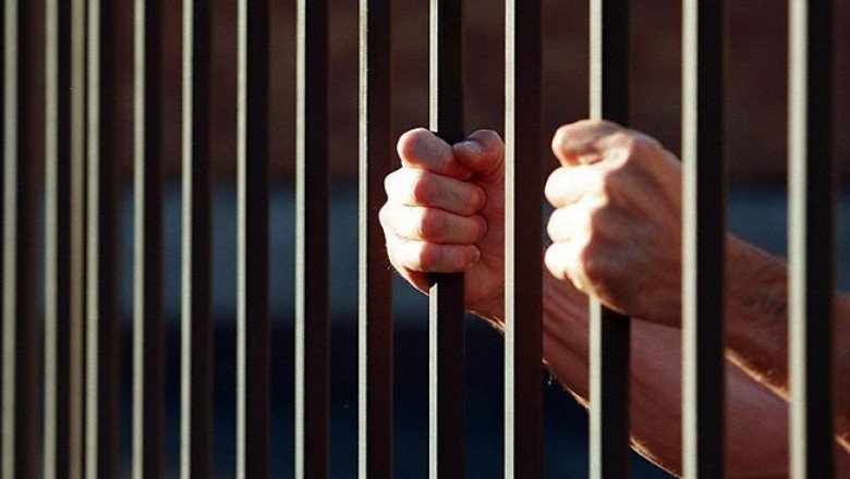 Bistrița: bărbat condamnat cu suspendare pentru tâlhărie, depistat în stația CFR și dus la pușcărie