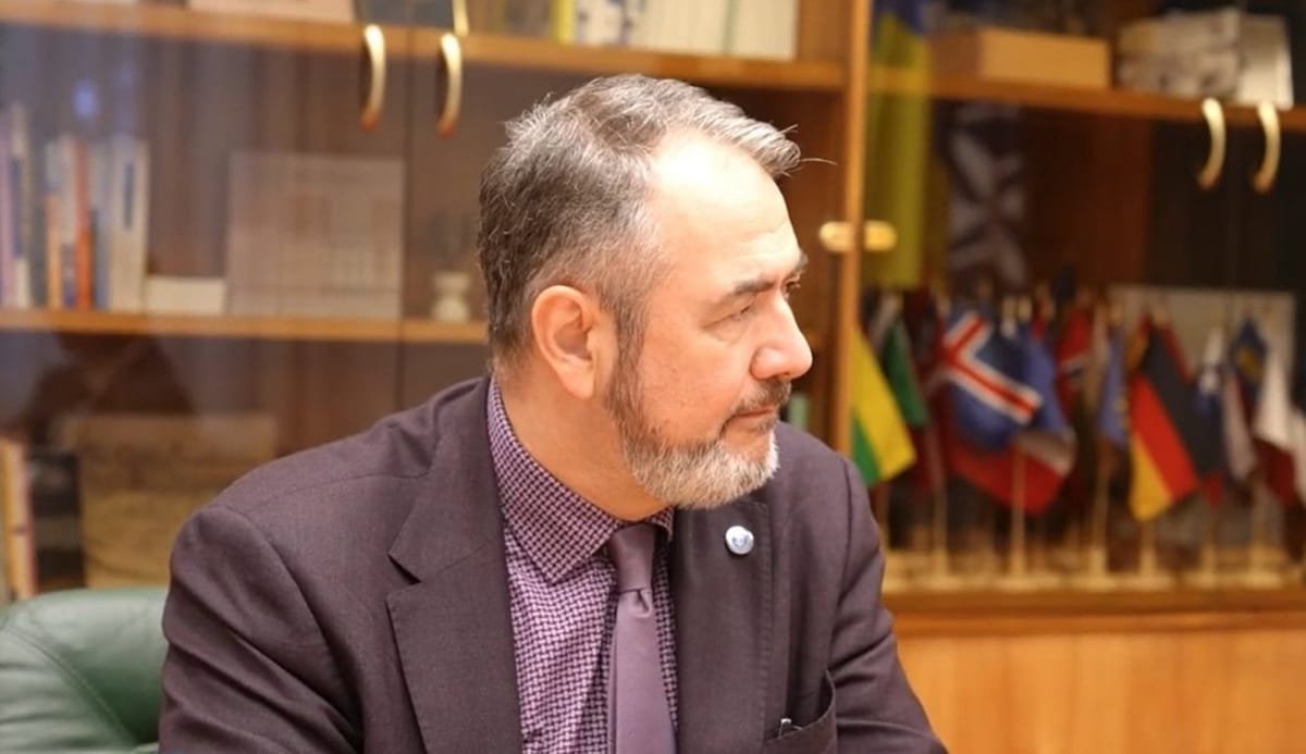 Bistrița: controale în ghiozdane și detectoare de metale în școli, analizate după atacul cu cuțitul