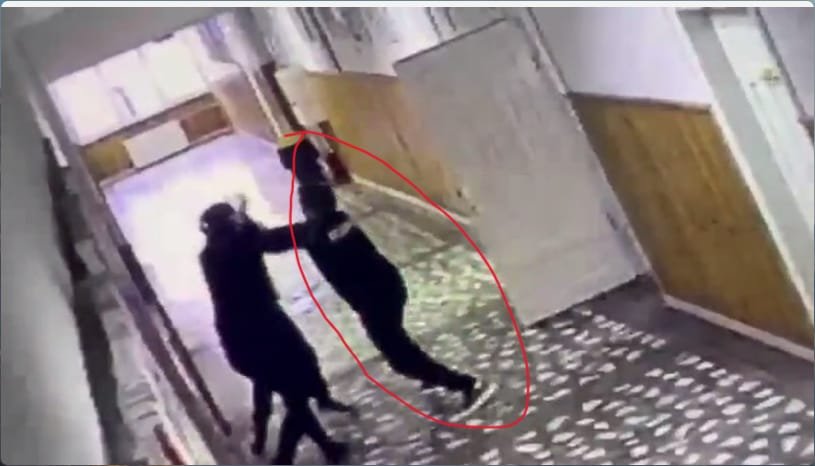 Bistrița: elev care a sărit în ajutorul unei profesoare atacate cu cuțitul, recompensat de suporterii Rapid