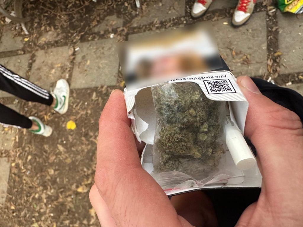 Bistrița: minoră de 17 ani, prinsă cu droguri în parcul municipal, sesizată de jandarmi