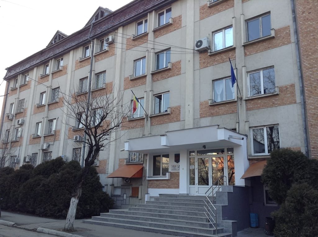Bistrița: minorul de 13 ani care a atacat cu cuțitul o profesoară, adus sub escortă la IPJ