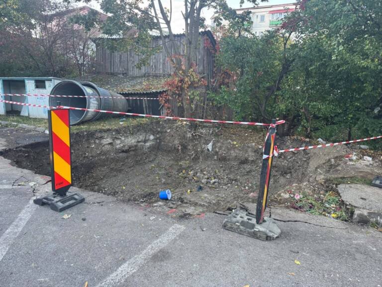 Bistrița: o femeie de 80 de ani a căzut într-o groapă de doi metri pe strada Plăieșului