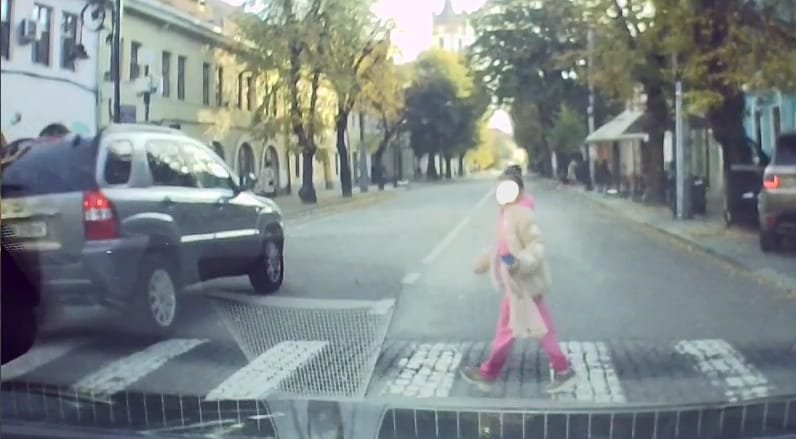 Bistrița: o mașină a depășit pe trecerea de pietoni, fiind aproape să lovească o fetiță