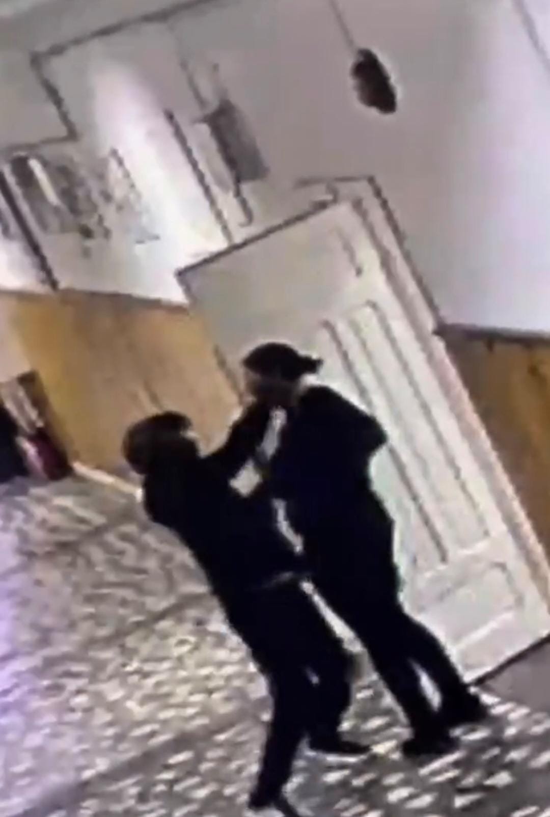 Bistrița: profesoara de 28 de ani înjunghiată într-o școală, operată; elevul rănit a fost externat
