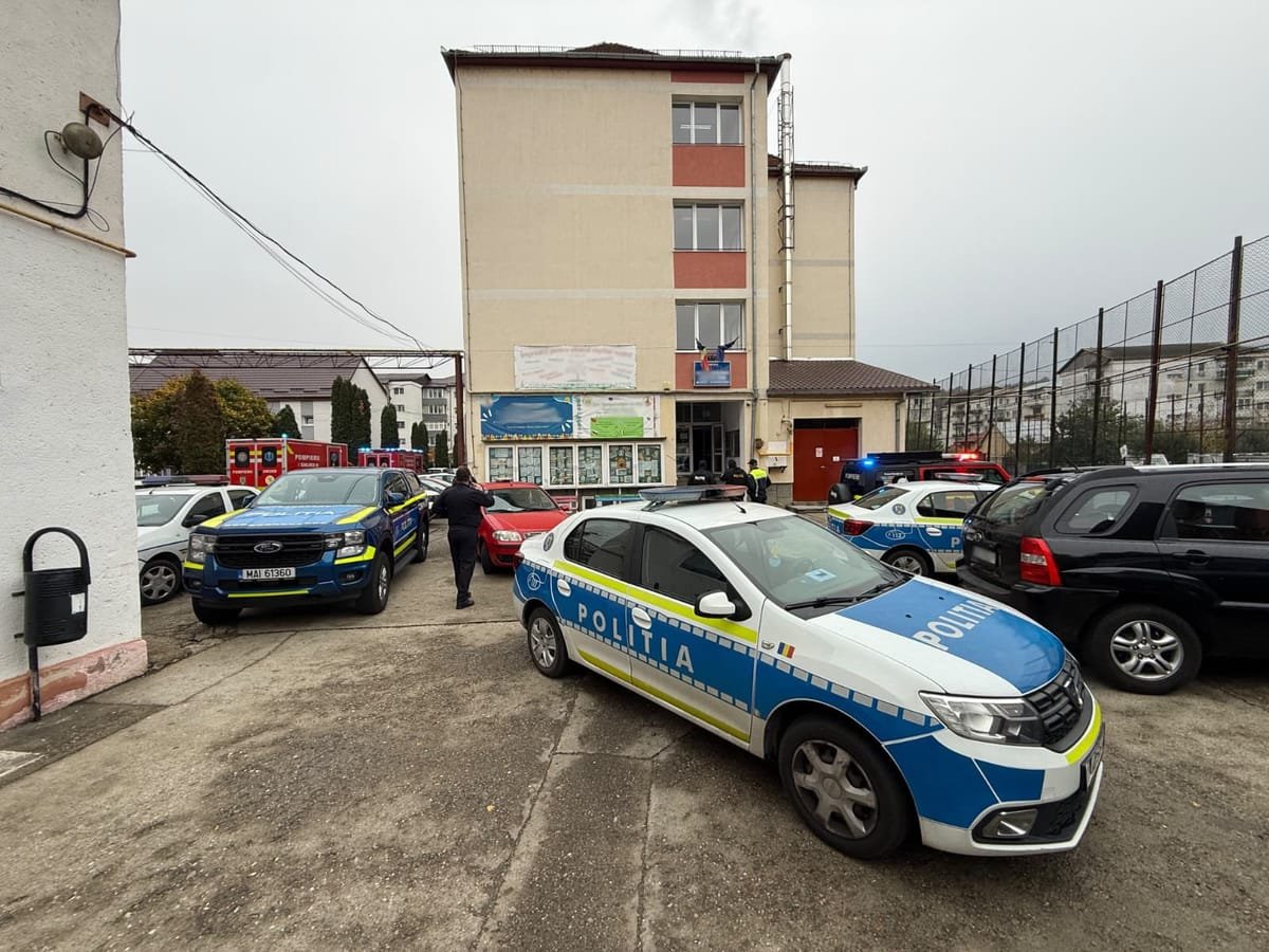 Bistrița: un elev de 13 ani a atacat cu cuțitul un profesor și un coleg, cei doi fiind răniți