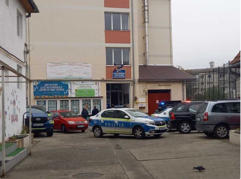 Bistrița: un elev suspectat că a atacat cu cuțitul o profesoară și un coleg, ajunși la spital