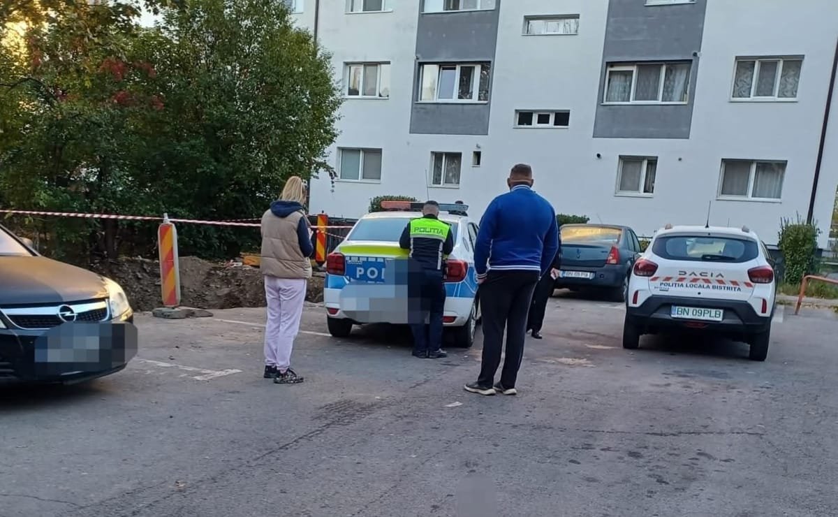 Bistrița: verificări în șantiere după ce o femeie de 80 de ani a căzut într-o groapă pe strada Plăieșului