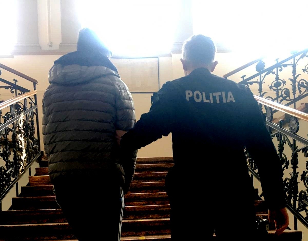 Bonțida: bărbat de 38 de ani, arestat 30 de zile după ce și-ar fi agresat tatăl și un alt bărbat