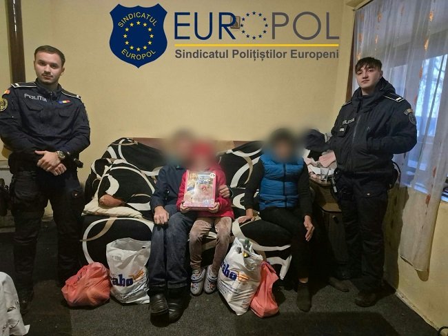 Bozovici: doi polițiști au găsit o fetiță dispărută și au ajutat apoi familia ei cu alimente și jucării