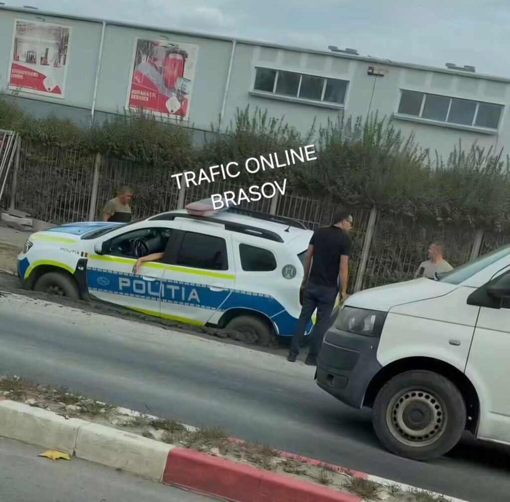 Brașov: autospecială de poliție, împotmolită pe șantierul de pe Calea Feldioarei