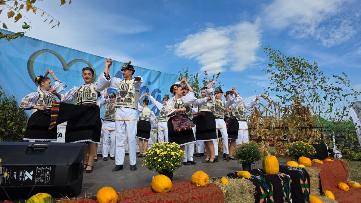 Bradu: producătorii locali, întâmpinați de cumpărători la festivalul Țara Oltului în Produse și Tradiții