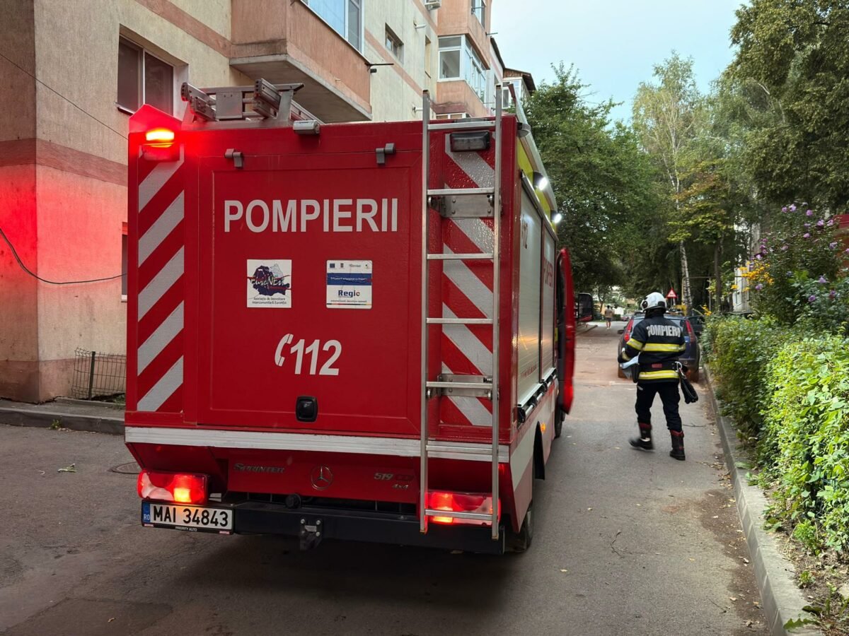 Brăila: trei case afectate de un incendiu puternic, o femeie intoxicată cu fum