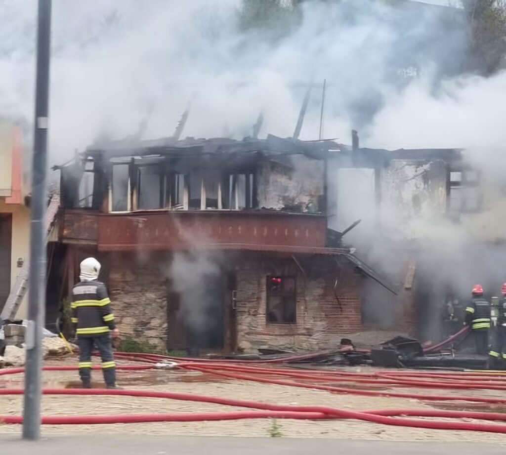 Bran: incendiu a afectat în proporție de aproximativ 90% o casă, două persoane au ajuns la spital