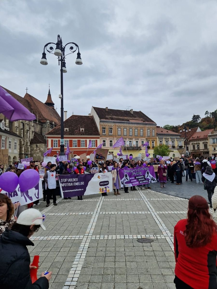 Brașov: aproape 1.000 de oameni au mărșăluit pentru siguranța femeilor și împotriva violenței