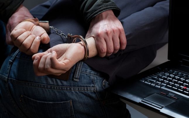 Brașov: bărbat de 28 de ani arestat preventiv 30 de zile pentru violență în familie și distrugere