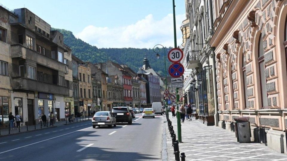 Brașov: Centrul Istoric devine treptat zonă pietonală, după testarea trotuarelor lărgite pe Grigoraș Dinicu