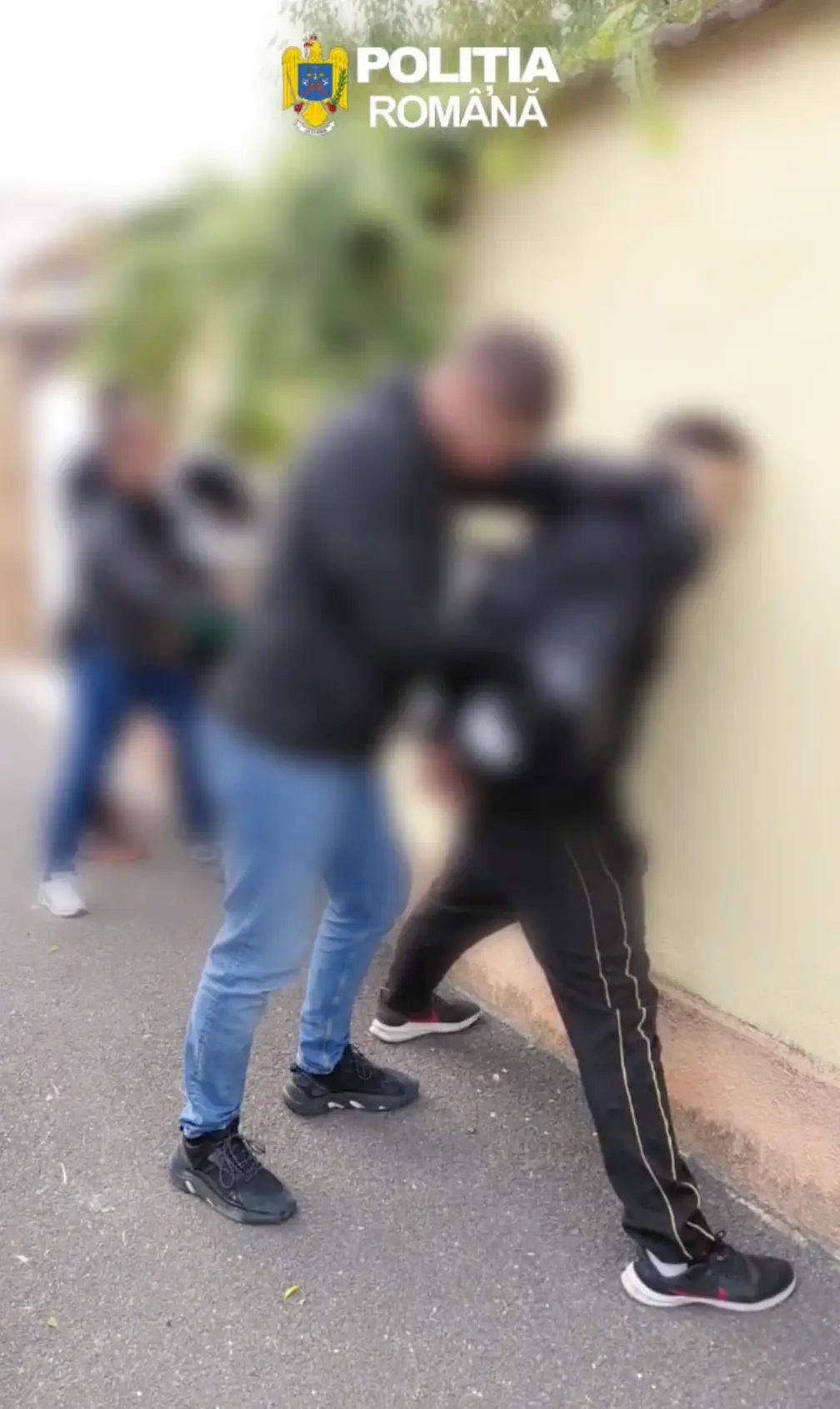 Brașov: doi tineri de 19 ani, arestați după ce ar fi cerut bani și ar fi agresat un bărbat