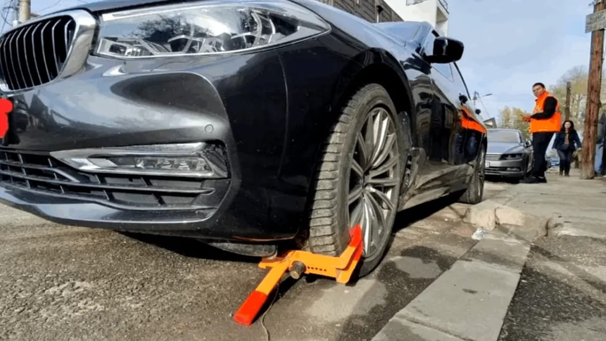 Brașov: Primăria supune aprobării un regulament care prevede blocarea roții mașinilor neachitate