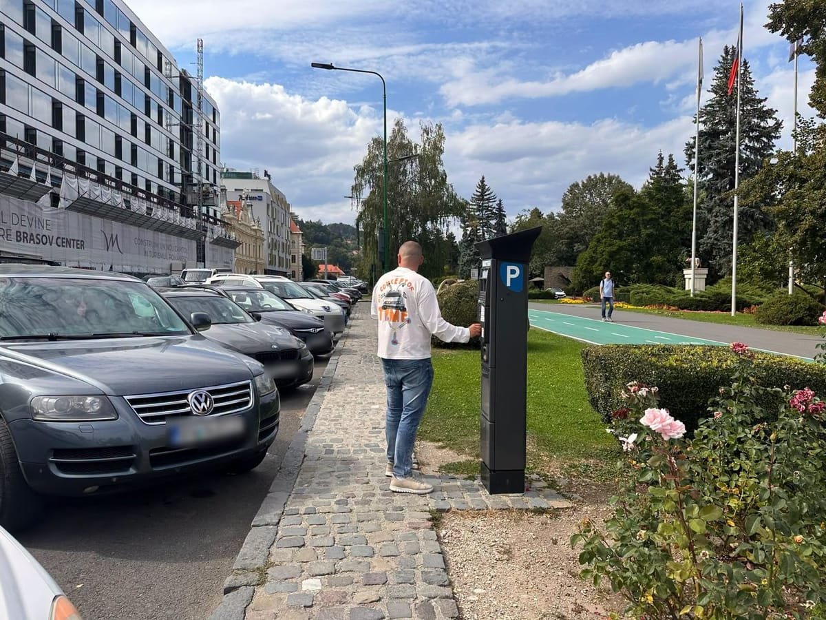 Brașov: proiectul pentru parcări dublează tarifele în weekend și restricționează abonamentele