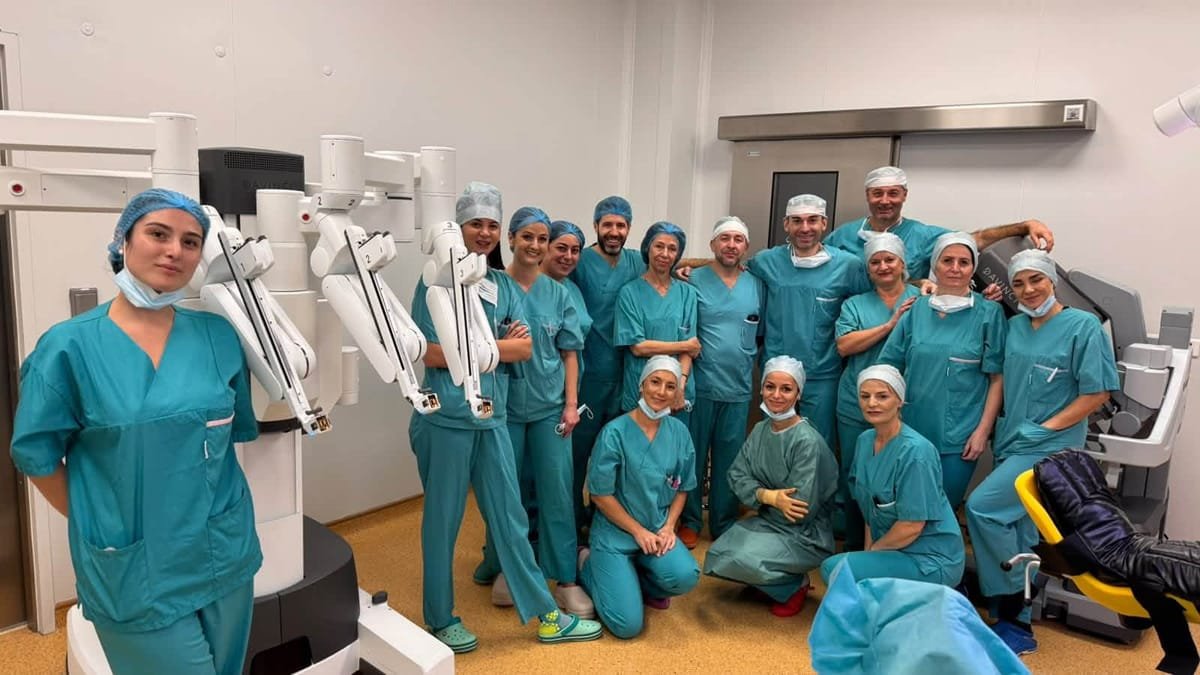 Brașov: rinichi gigant de 6 kg, îndepărtat la Spitalul Sf. Constantin, cu robotul Da Vinci