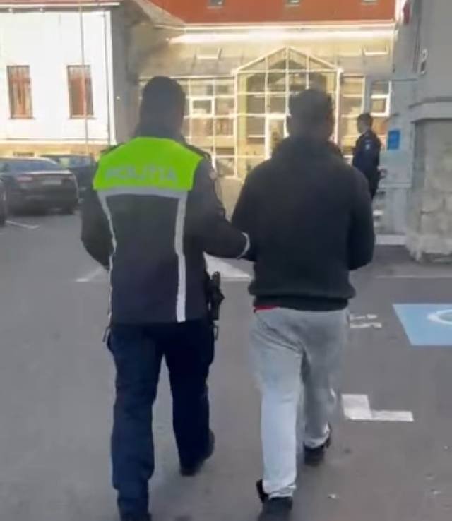 Brașov: tânăr arestat după ce și-a agresat prietena pe o stradă și i-ar fi distrus telefonul mobil