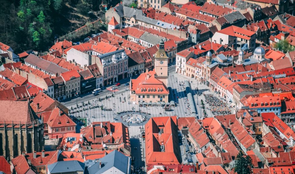 Brașovul, în topul preferințelor pe Booking.com: Orașul de la poalele Tâmpei domină piața chiriilor în regim hotelier, a