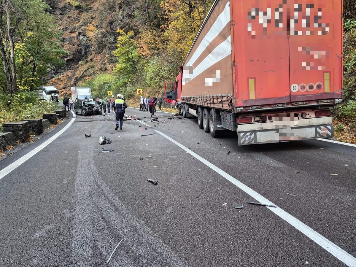 Brezoi: circulația blocată total pe DN7, după un accident. Un bărbat a rămas încarcerat în mașină