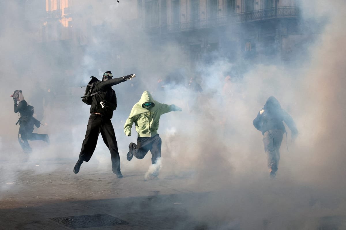 Bruxelles, lângă gara Midi: poliția dispersează protestul antifascist cu gaze lacrimogene
