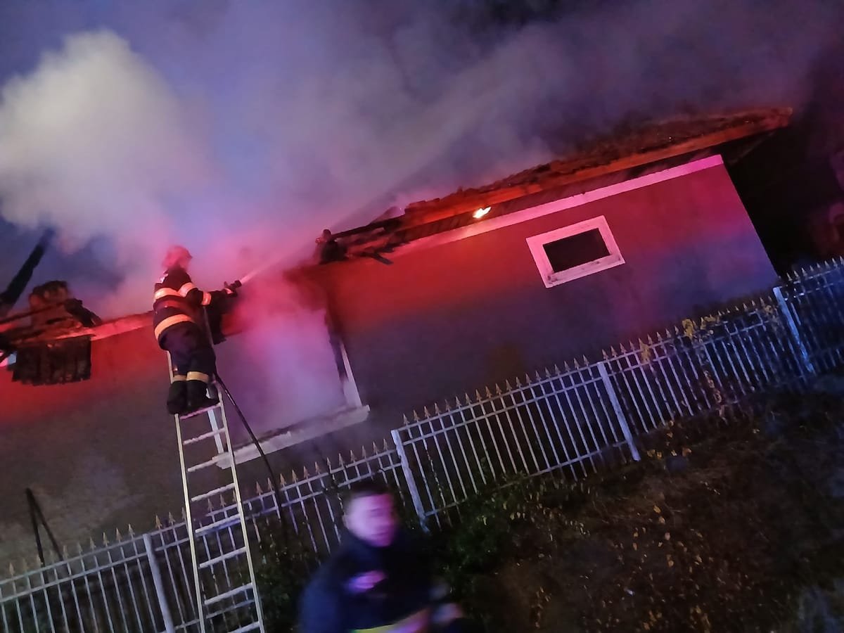 Budurleni, comuna Teaca: casa unui bărbat de aproape 90 de ani, cuprinsă de flăcări