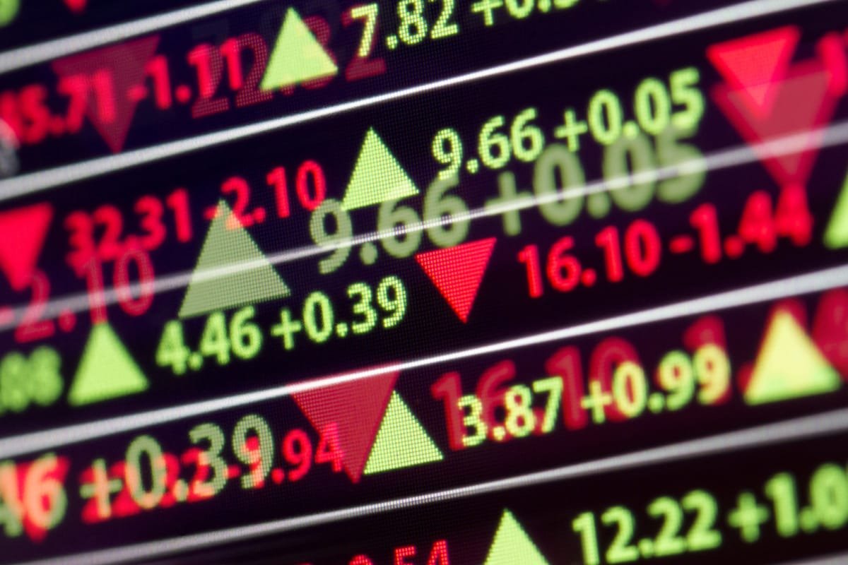 Bursa de la București crește, BET urcă aproape 0,9%, iar dobânzile la titlurile de stat scad ușor