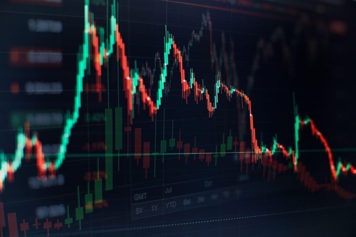 Bursa de la București scade joi, după șapte ședințe de creștere; BRD și Transgaz, cele mai mari deprecieri