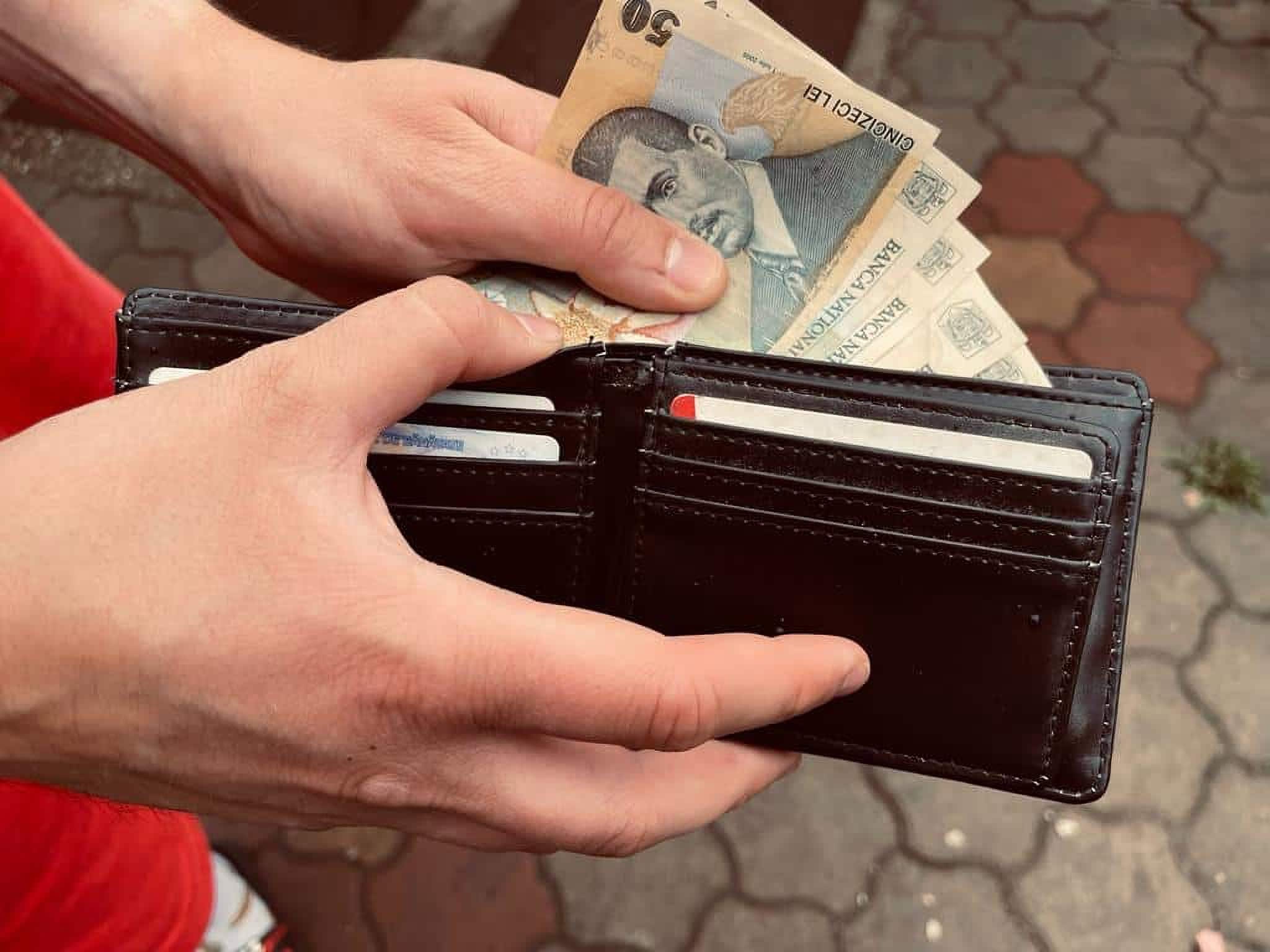 Când intră pensiile pe card în octombrie 2026. Data exactă la care pensionarii primesc banii în cont