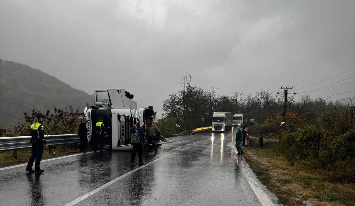 Călimănești: un TIR s-a răsturnat într-un accident pe centura ocolitoare, traficul este blocat