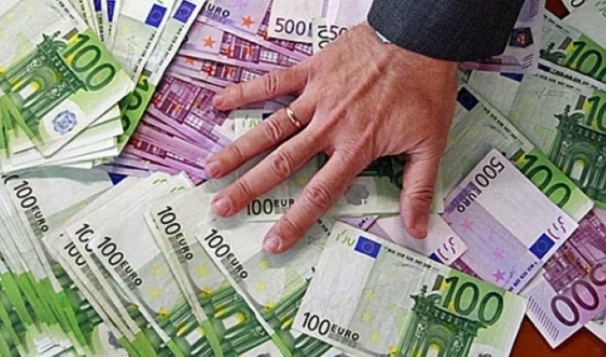 Cămătar prins în flagrant după ce a încasat dobânzi de 150.000 de euro la un împrumut de 36.000 de euro