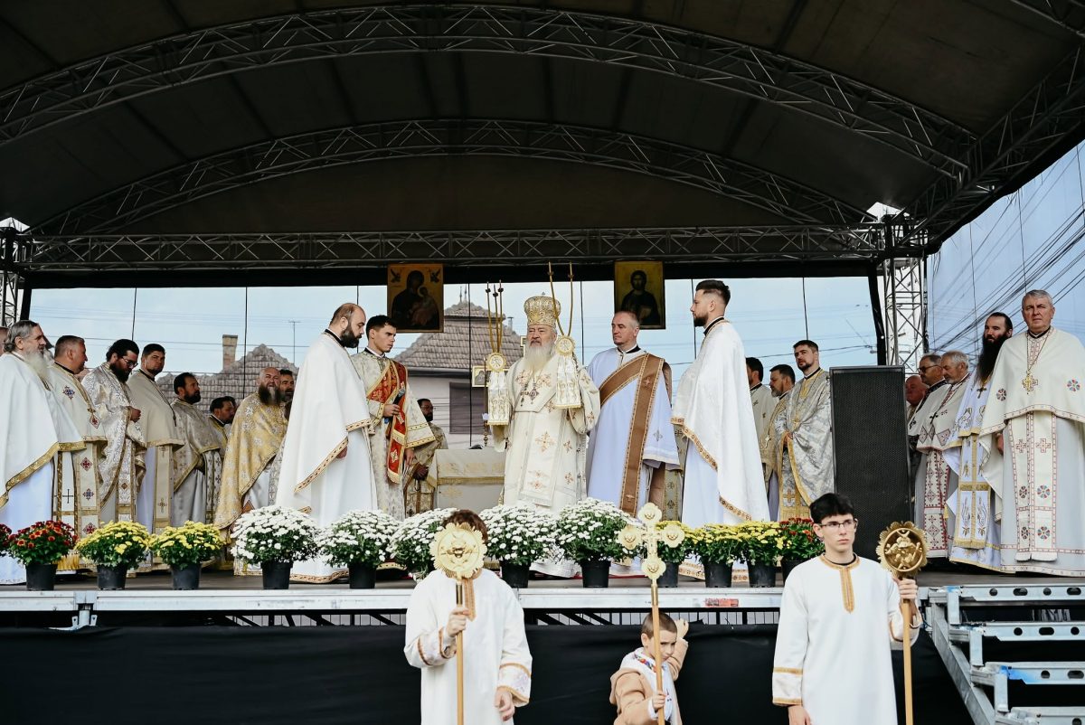 Câmpia Turzii: biserica Adormirea Maicii Domnului a fost resfințită de Mitropolitul Andrei