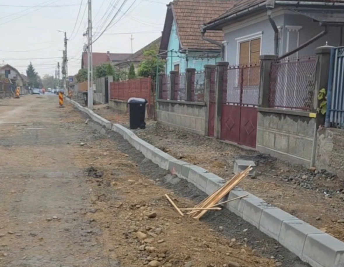 Câmpia Turzii: lucrările continuă în cartierul Șarât, unde se montează bordurile pe strada Traian