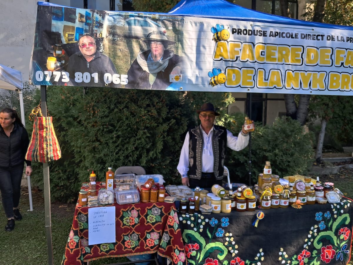 Caransebeș: târg de toamnă cu aproape 30 de producători și spectacol folcloric, în curtea muzeului