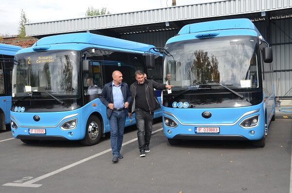 Caransebeș: un autobuz și două microbuze electrice au ajuns în oraș și sunt parcate în autobază
