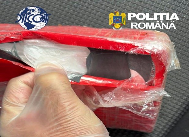 Caransebeș: un kilogram de cocaină, tranzacționat cu 60.000 de euro. Doi suspecți, reținuți de procurori