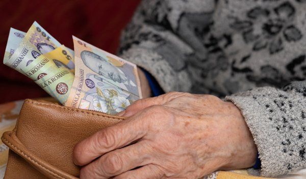 Caraș-Severin: numărul pensionarilor rămâne cu 44% peste al asiguraților, pensia medie scade ușor