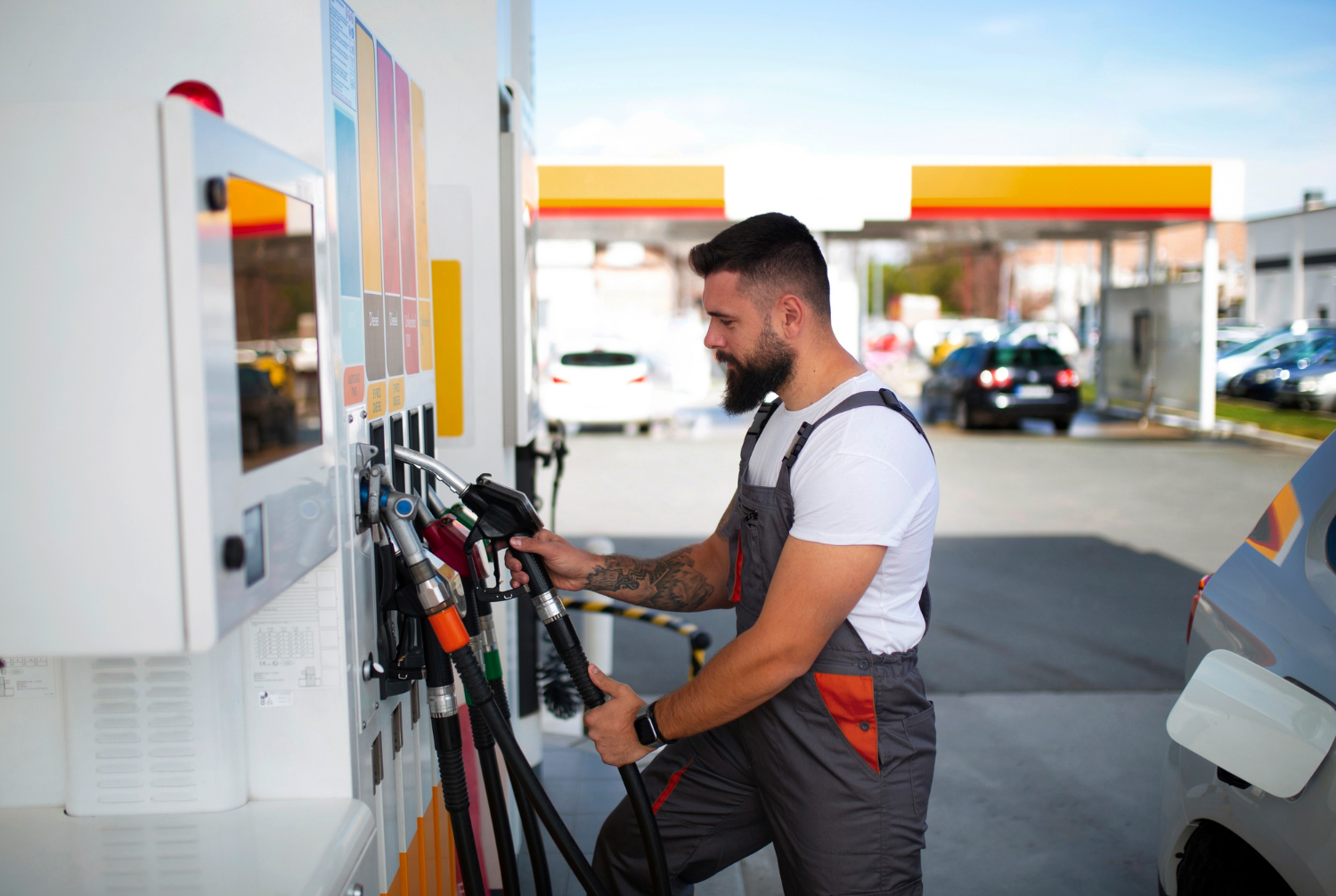 Carburanții rămân scumpi la Brașov: benzina costă 10,03 lei, iar motorina 10,95 lei pe litru