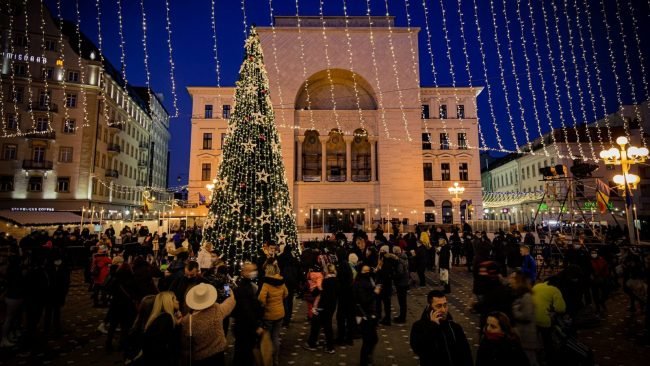 Casa de Cultură din Timișoara a cumpărat direct ornamente și iluminat festiv de la CORVIN DESIGN