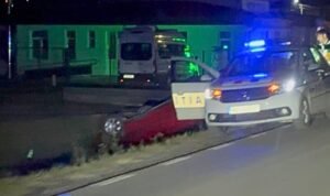 Căuaș: șofer de 69 de ani, răsturnat cu mașina într-un șanț, avea 1,18 mg/l alcool pur în aerul expirat