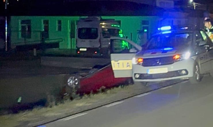 Căuaș: șofer de 69 de ani, răsturnat cu mașina într-un șanț, avea 1,18 mg/l alcool pur în aerul expirat