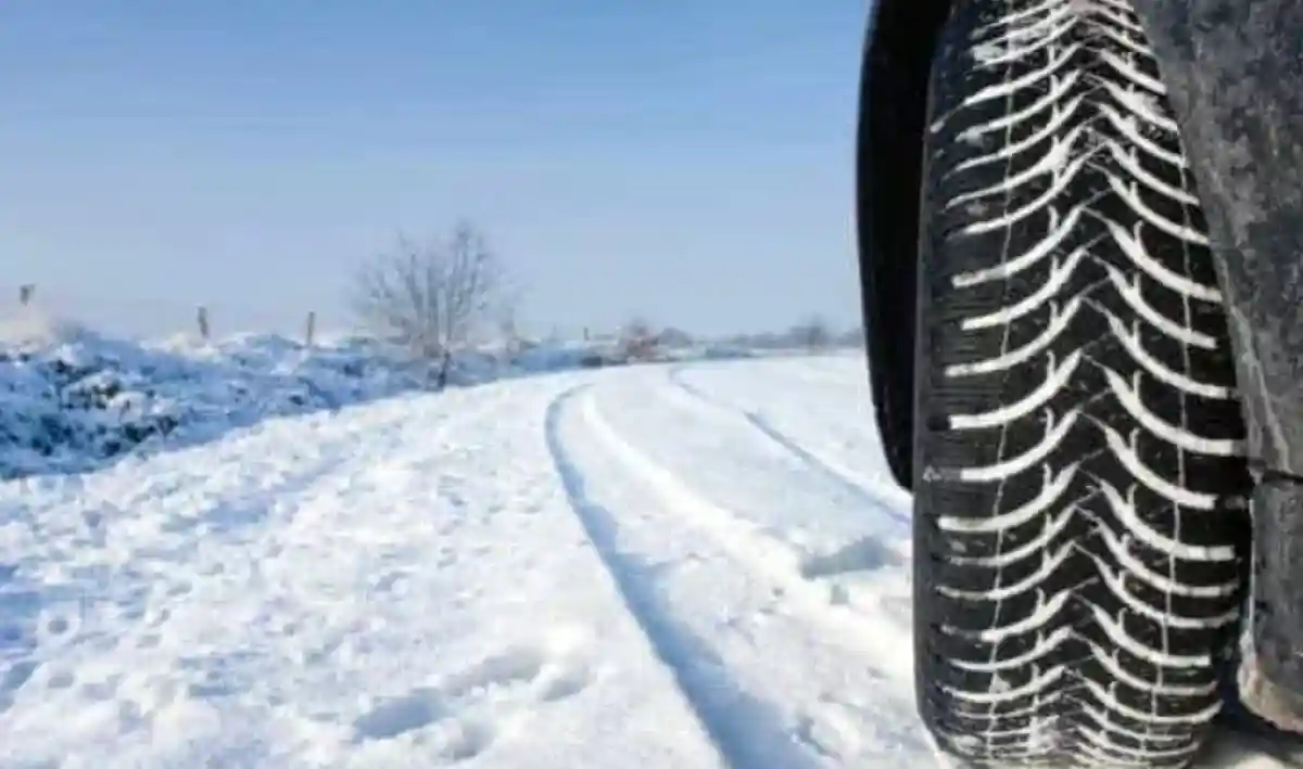 Cauciucurile de iarnă, obligatorii pe drumurile cu zăpadă sau gheață: ce amenzi riscă șoferii