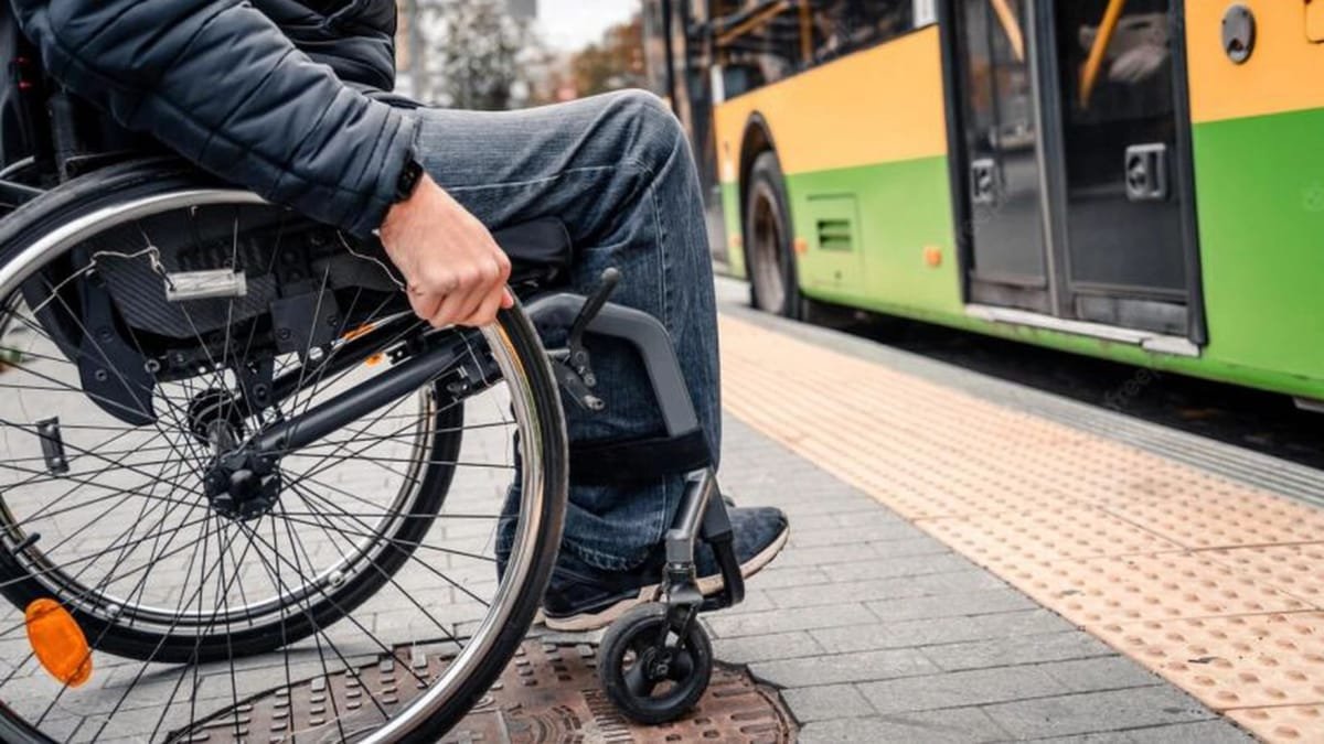 Ce drepturi au persoanele cu dizabilități în 2026: transport, reduceri la impozite, carburant, pensionare