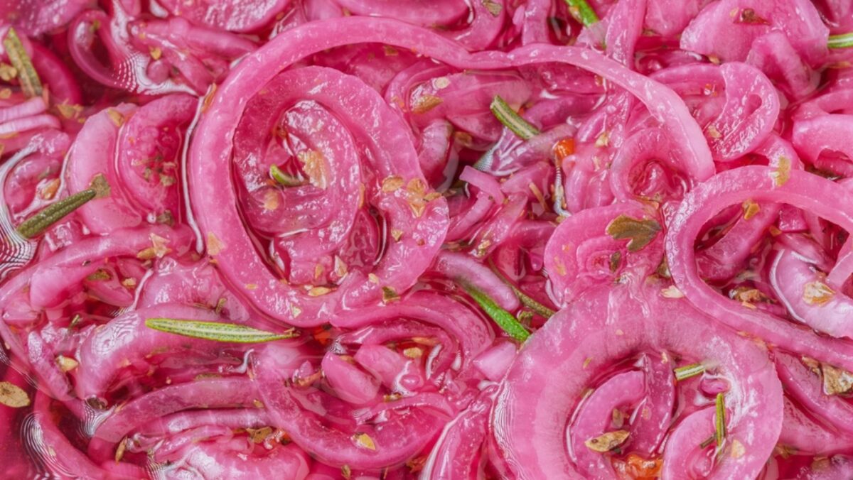 Ceapa roșie murată, garnitură simplă care se pregătește acasă cu doar câteva ingrediente