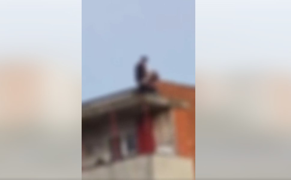 Cei doi tineri filmați făcând sex pe acoperișul unui bloc din Oradea au fost identificați. S-au ales cu dosar penal